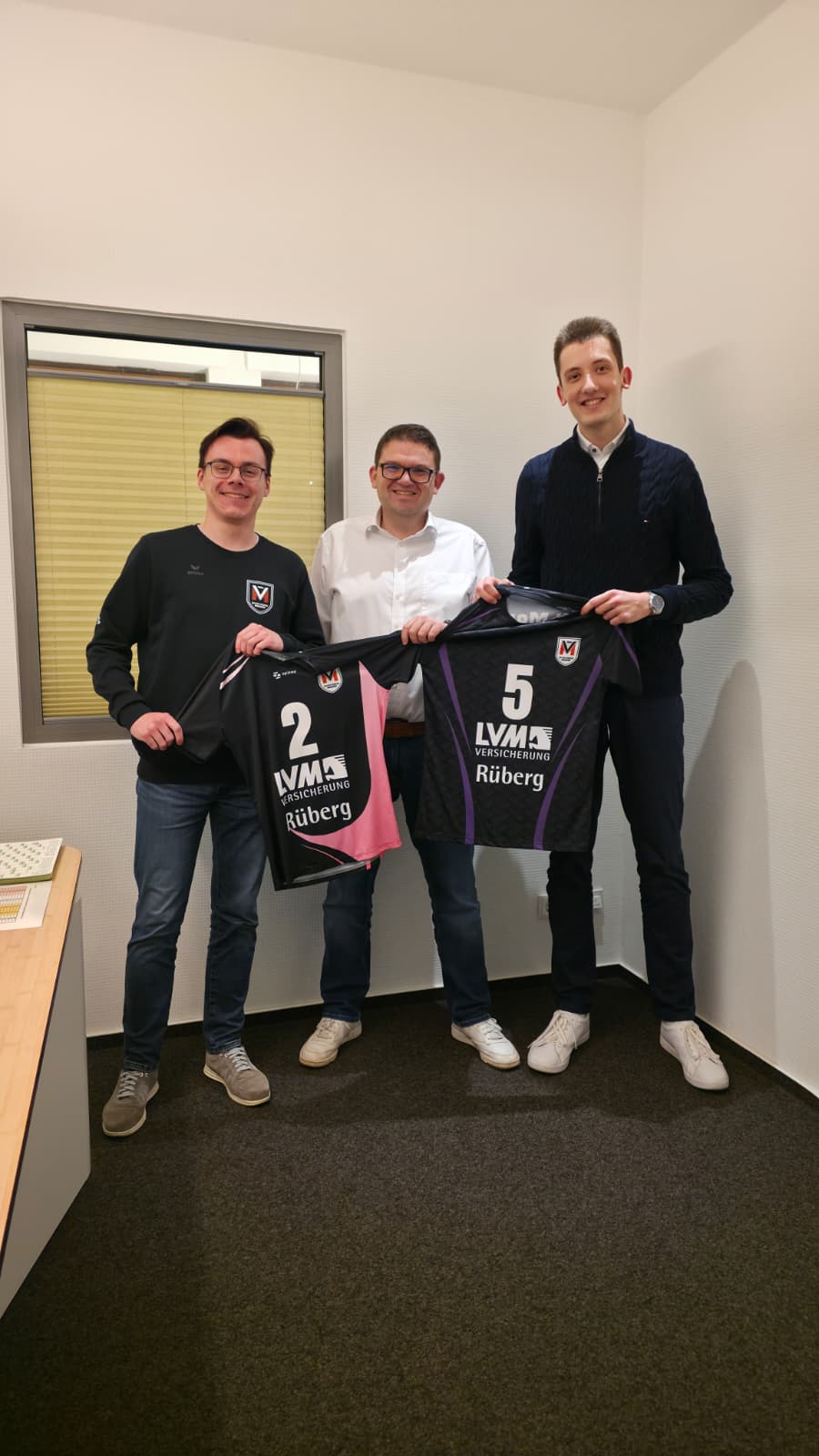 Trikotsponsoring durch LVM Rüberg - Starke Unterstützung für die Volleyballabteilung